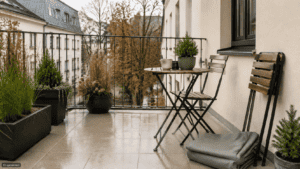 Balkonmöbel im Winter draußen lassen: Welche Materialien halten das aus? Balkonmöbel im Winter draußen lassen auf einem herbstlichen Stadtbalkon